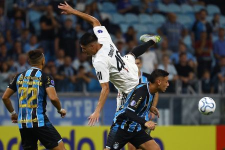 Noriega, do Grêmio, em disputa de bola com adversário do Deportivo Riestra