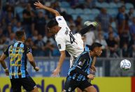Com um a menos e golaço no fim, Grêmio bate Deportivo Riestra pela Sul-Americana