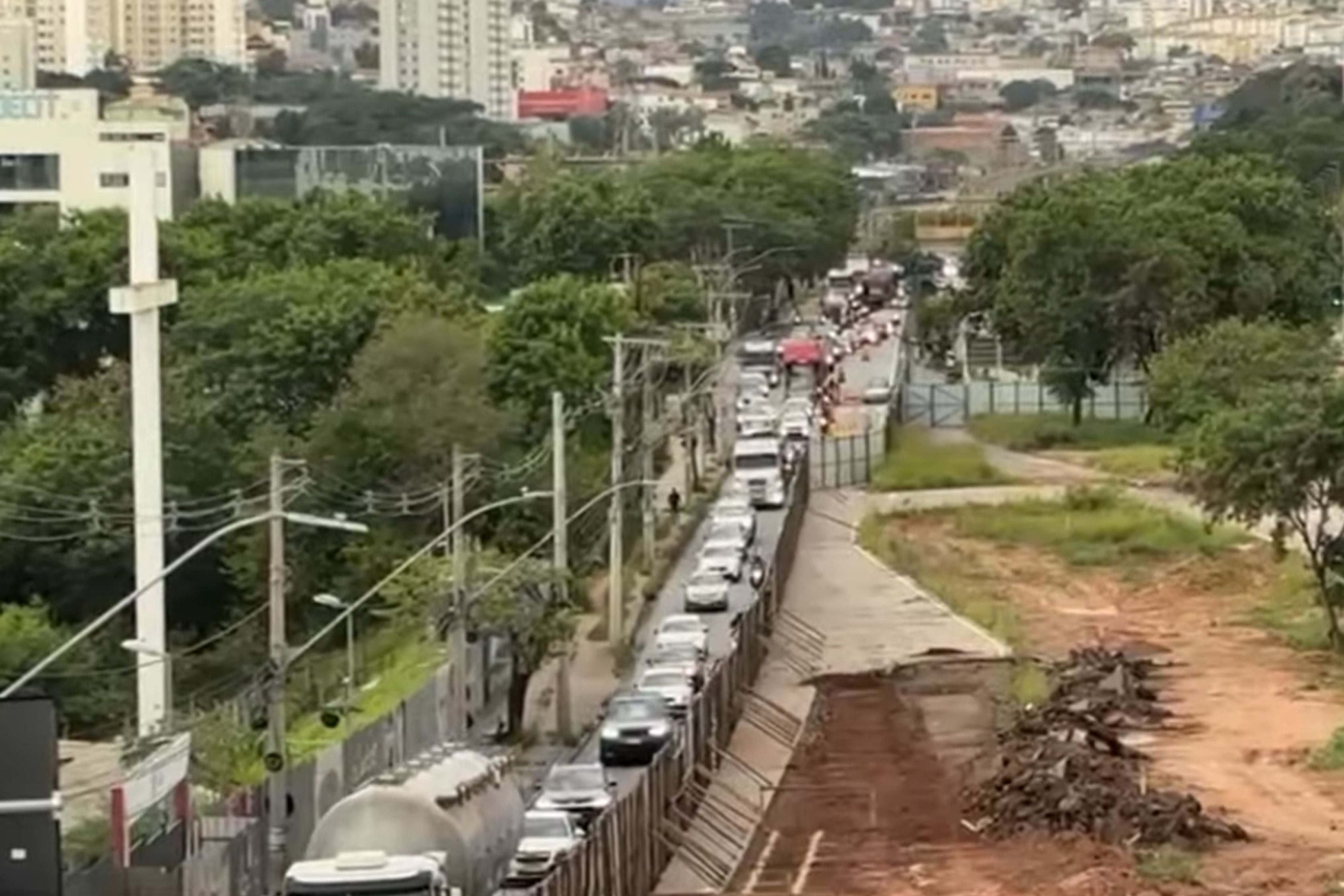Obra na Cristiano Machado, em BH, ‘trava’ o trânsito rumo a Confins e Centro