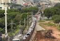 Obra na Cristiano Machado, em BH, ‘trava’ o trânsito rumo a Confins e Centro