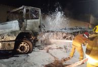 Caminhão-tanque com produto químico pega fogo em Sete Lagoas