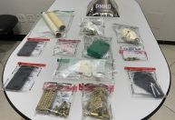 Criança de 3 anos é resgatada após ser abandonada em 'esconderijo do crime' em MG