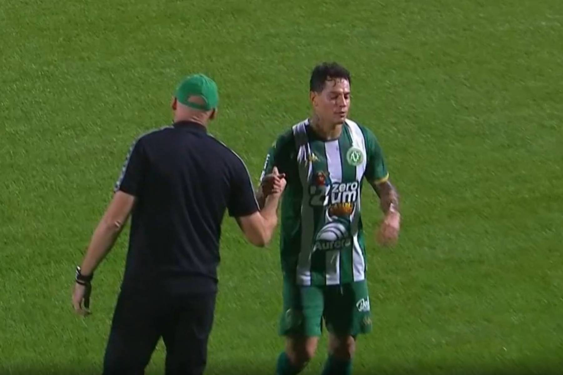 Chapecoense x Atlético: meio-campista sente dor e é substituído no primeiro tempo