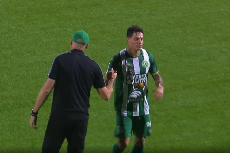Giovanni Augusto se machucou e deixou o campo