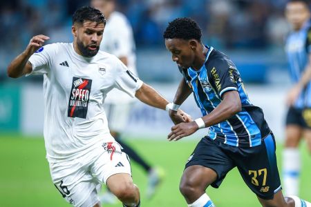 Gabriel Mec em disputa de bola no jogo do Grêmio com o Deportivo Riestra