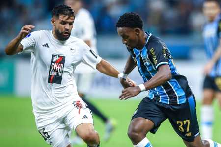 Gabriel Mec em disputa de bola no jogo do Grêmio com o Deportivo Riestra