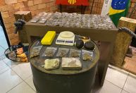 Suspeitos são presos após denúncia de tráfico de drogas via delivery em Contagem