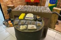 Suspeitos são presos após denúncia de tráfico de drogas via delivery em Contagem