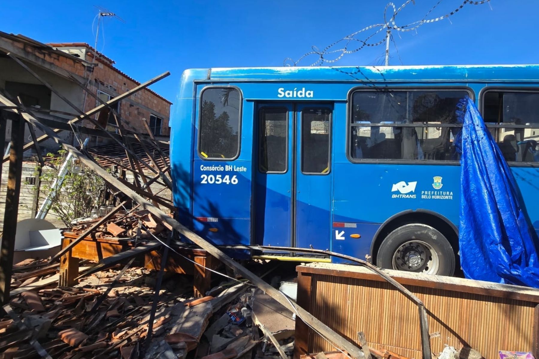 Ônibus atinge poste, invade casa e deixa quase 200 clientes sem luz em BH