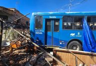 Ônibus atinge poste, invade casa e deixa quase 200 clientes sem luz em BH