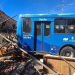 Ônibus atinge poste, invade casa e deixa quase 200 clientes sem luz em BH
