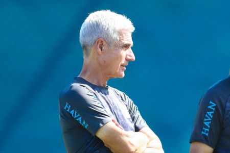 Luís Castro em treino do Grêmio antes do duelo com o Inter