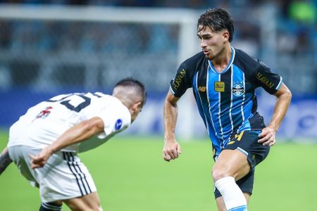 Pedro Gabriel em ação pelo Grêmio diante do Deportivo Riestra