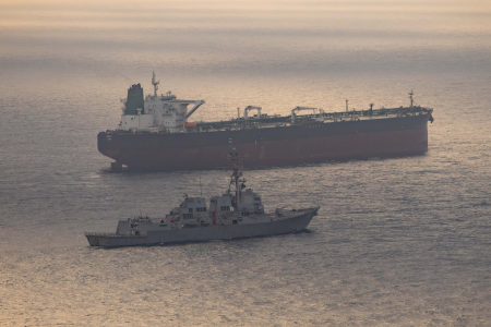 Navio teria interceptado uma embarcação de bandeira iraniana que tentava seguir em direção a um porto no Irã