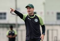 As opções e dúvidas de Seabra no Coritiba para duelo com Botafogo pelo Brasileiro