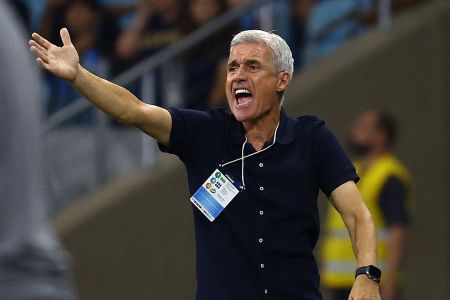Luís Castro à beira do campo na Arena do Grêmio, em Porto Alegre, contra o Deportivo Riestra