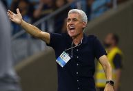 Luís Castro admite dificuldades do Grêmio, mas exalta vitória na Sul-Americana