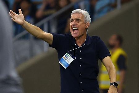 Luís Castro à beira do campo na Arena do Grêmio, em Porto Alegre, contra o Deportivo Riestra