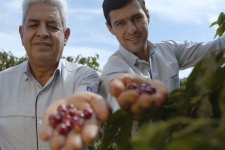 Lázaro e o filho, Gustavo Oliveira da Fazenda Congonhas Estate Coffee • Fazenda Congonhas Estate Coffee/Divulgação