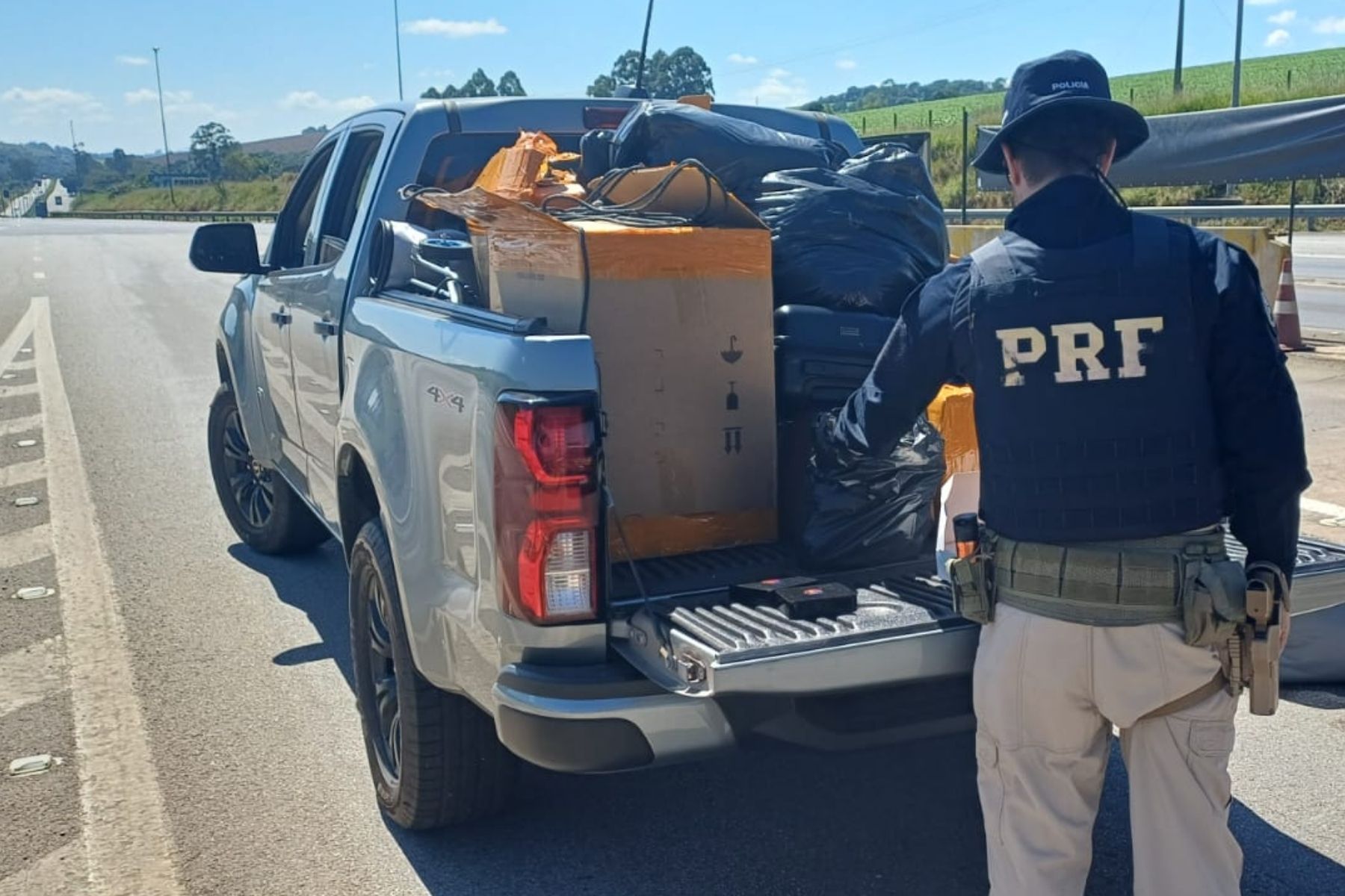 PRF prende quatro com mercadorias sem nota em veículo da prefeitura na BR-381