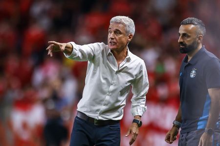 Luís Castro à beira do campo do Beira-Rio, em Porto Alegre, durante o GreNal 452