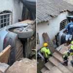 Mulher perde controle de carro, desce barranco e cai entre casas na Grande BH