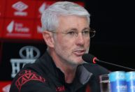 Odair aponta perseguição a atacante do Athletico-PR e detona arbitragem brasileira