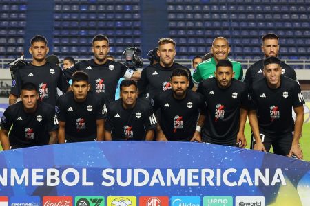 Deportivo Riestra posa para foto oficial do jogo com o Palestino