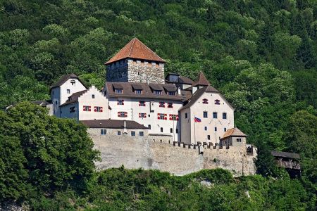 Castelo de Vaduz • Presse-und Informationsamt, Vaduz , CC BY-SA 3.0 , via Wikimedia Commons