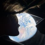 Artemis II: Nasa mostra fotos dos astronautas admirando a Terra da janela da nave