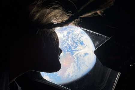 Artemis II: Nasa mostra fotos dos astronautas admirando a Terra da janela da nave