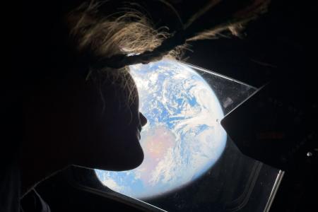 Artemis II: Nasa mostra fotos dos astronautas admirando a Terra da janela da nave
