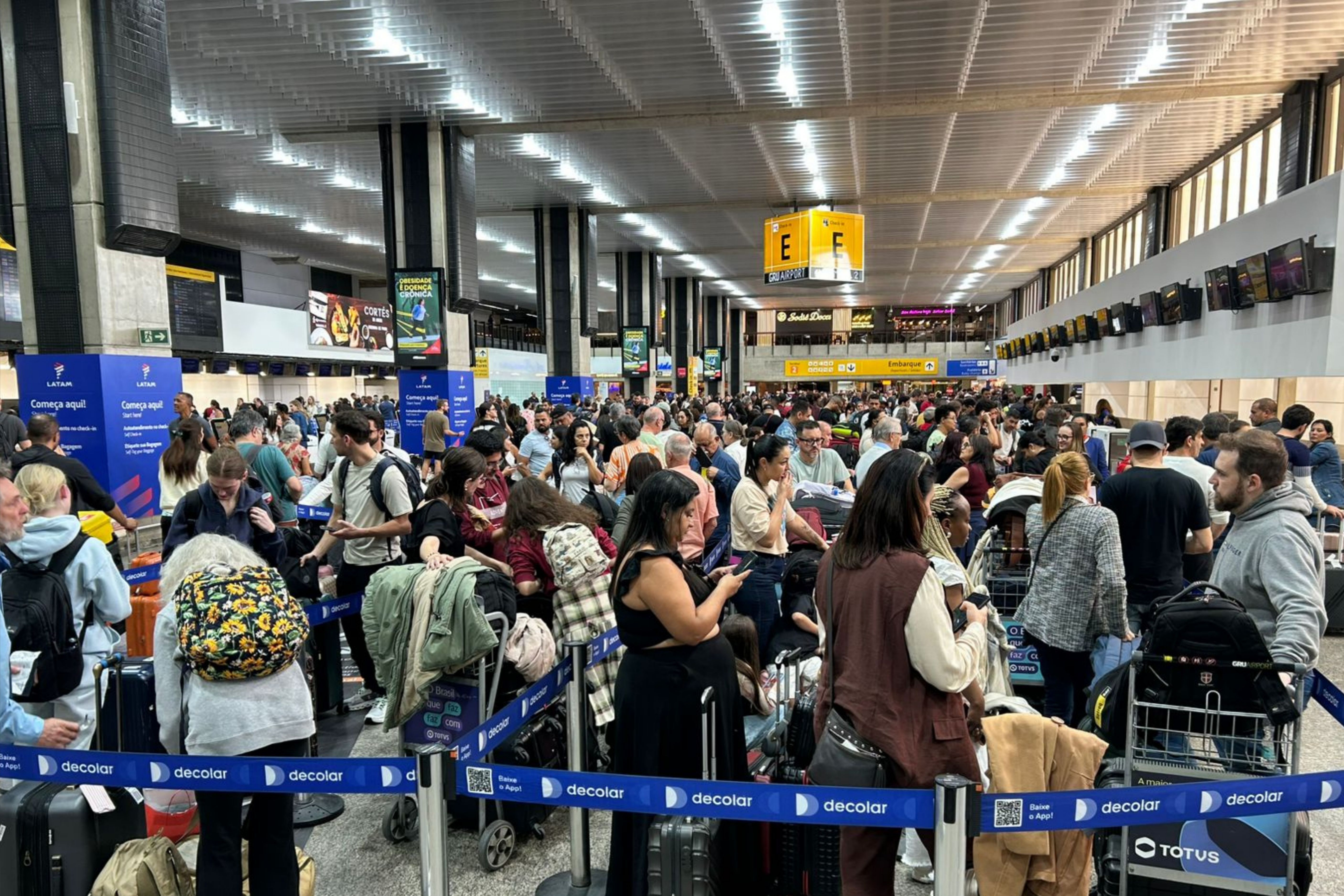 Após 5h da reabertura, aeroportos registram longas filas em São Paulo