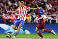 Barcelona vence, mas Atlético de Madrid segura vantagem e avança à semi da Champions