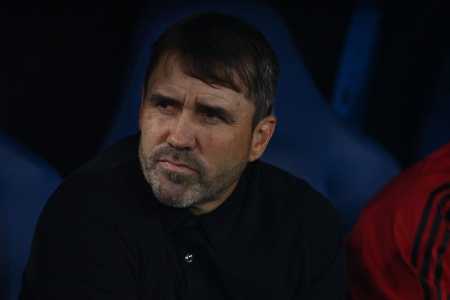 Eduardo Coudet na casamata do River Plate em duelo com o Racing