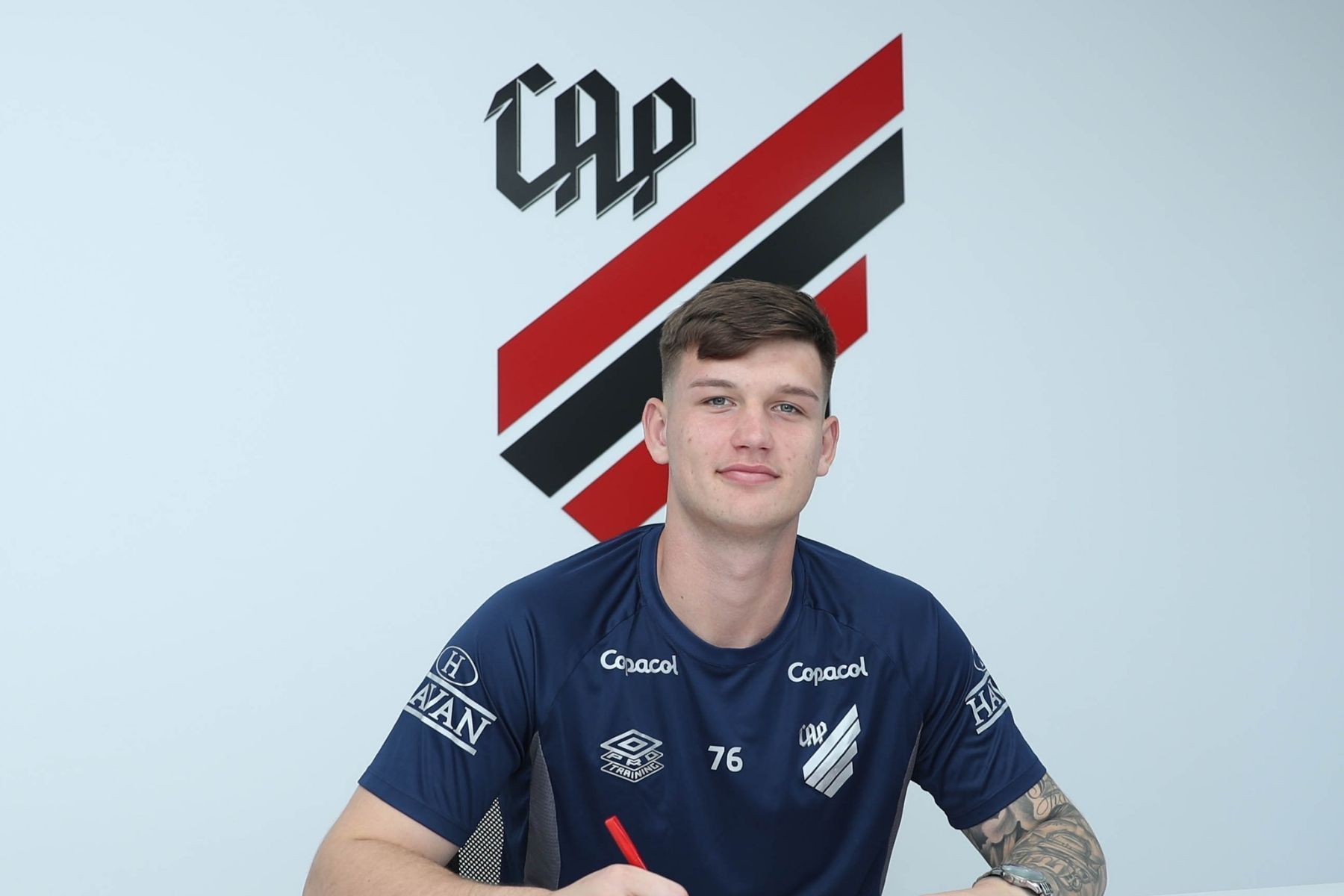 Athletico-PR anuncia renovação de contrato com jovem europeu; veja detalhes