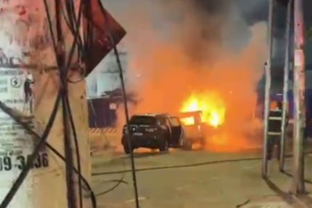 Carro pega fogo após perseguição na Liberdade
