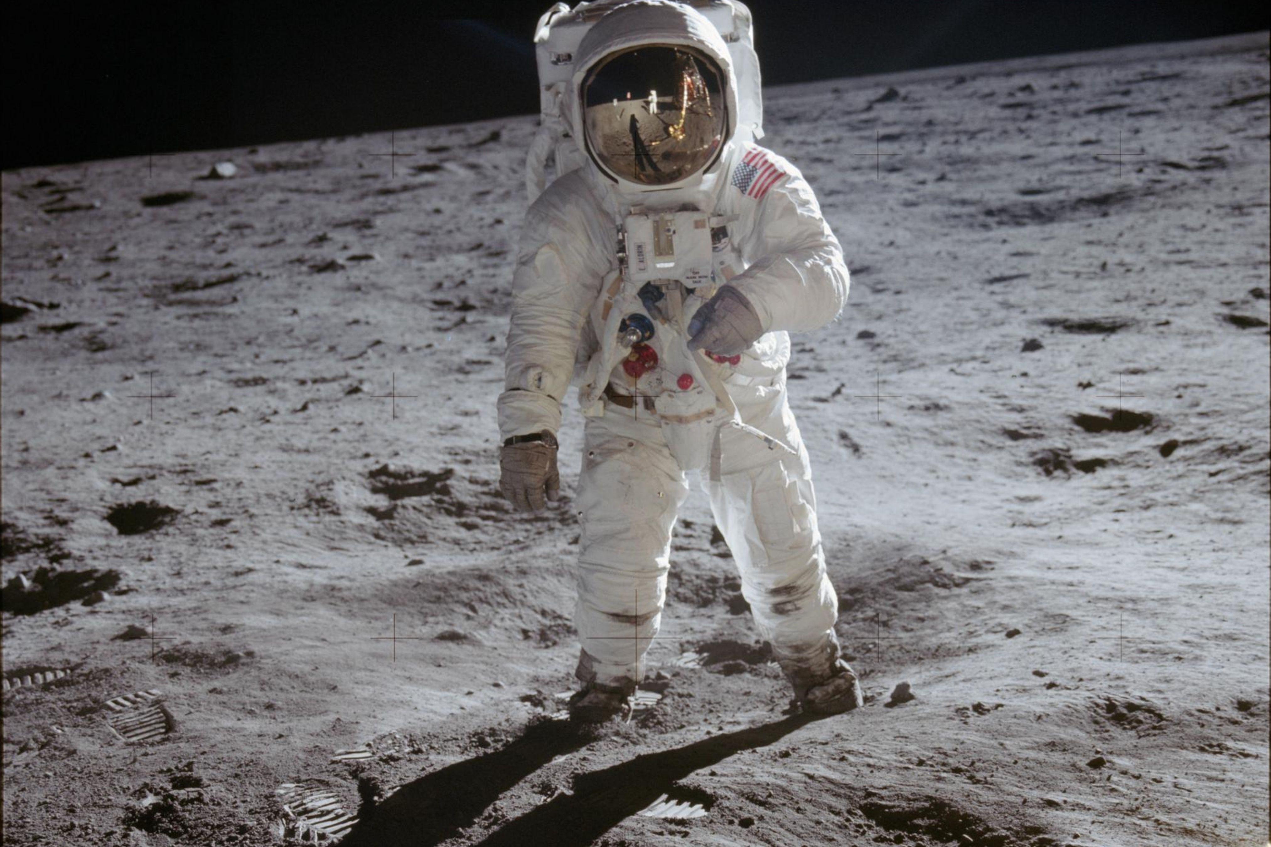 Em 1984, um astronauta voou sozinho a 98 metros da nave espacial sem cabos