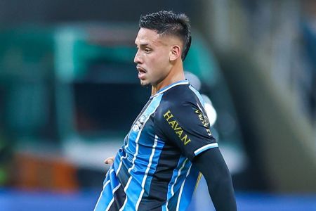 Noriega em ação pelo Grêmio contra o Deportivo Riestra, da Argentina, pela Sul-Americana