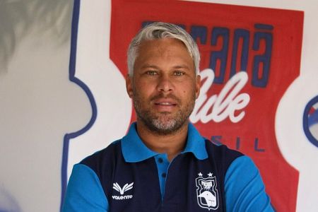 Marlos com a camisa do Paraná Clube