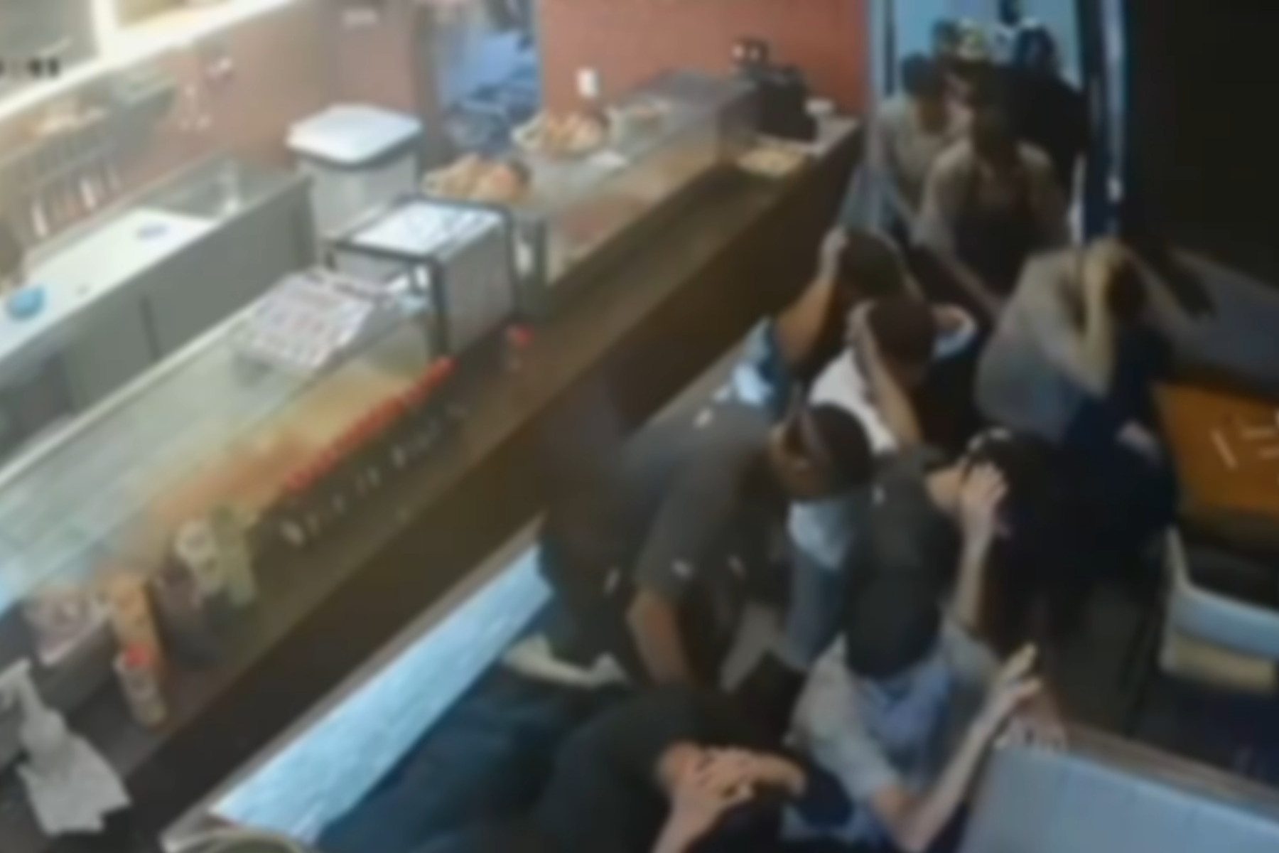 Vídeo: Clientes de restaurante japonês em SP são feitos reféns durante arrastão