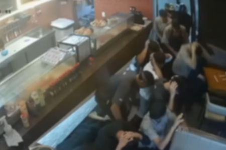 Imagens mostra funcionários enquanto reféns durante ação de criminosos em restaurante de SP