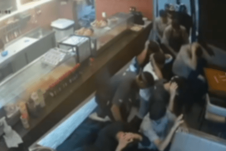 Imagens mostra funcionários enquanto reféns durante ação de criminosos em restaurante de SP