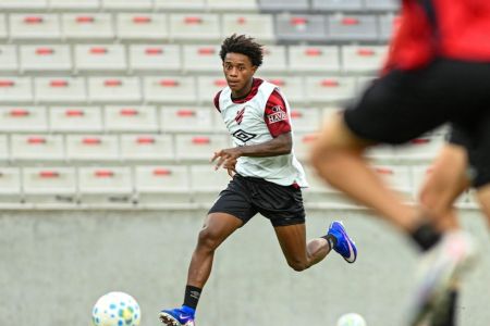 Bruninho durante treino do Athletico-PR na Arena da Baixada