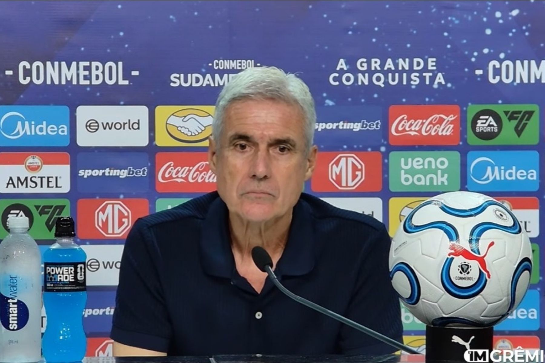 Após vaias, Luís Castro 'dá receita' para retomar entusiasmo da torcida do Grêmio