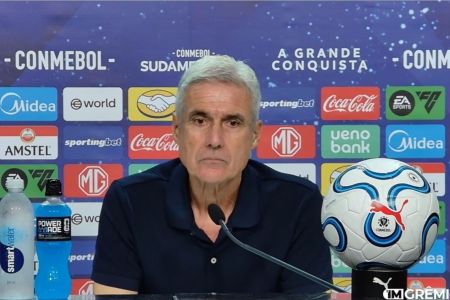 Luís Castro durante entrevista coletiva após a vitória do Grêmio sobre o Deportivo Riestra