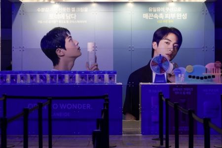 Jin, integrante do grupo BTS, em propaganda da BTS Festa 2025 da Laneige