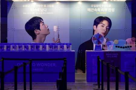 Jin, integrante do grupo BTS, em propaganda da BTS Festa 2025 da Laneige
