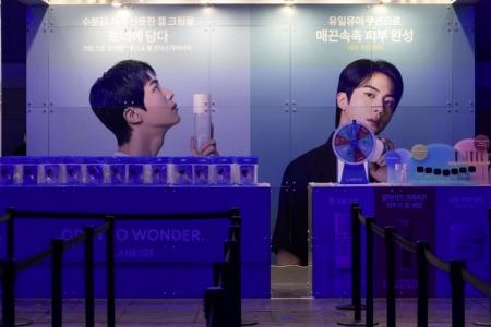 Jin, integrante do grupo BTS, em propaganda da BTS Festa 2025 da Laneige