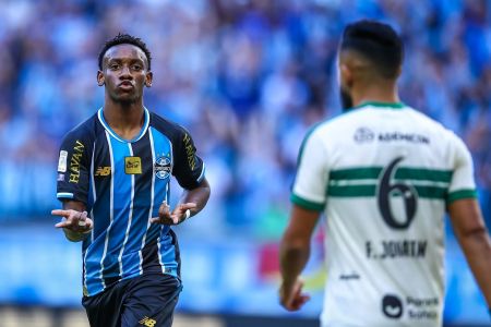 Gabriel Mec comemora o gol do Grêmio contra o Coritiba